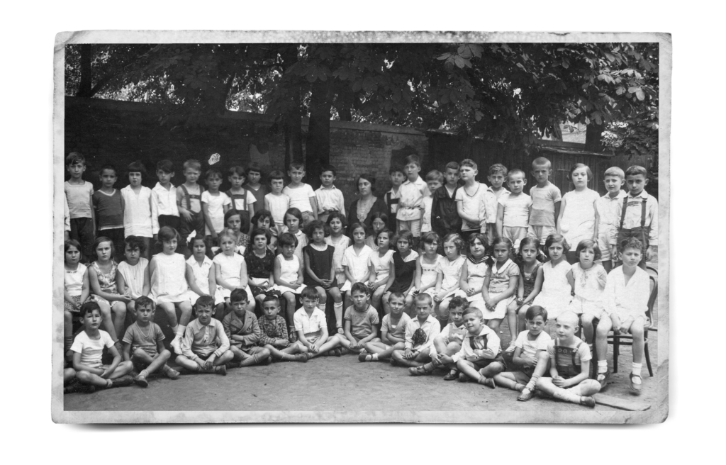 Photo of the children at Iby's school in 1928. There are three rows, of students, Iby is in the back row, aged 6.